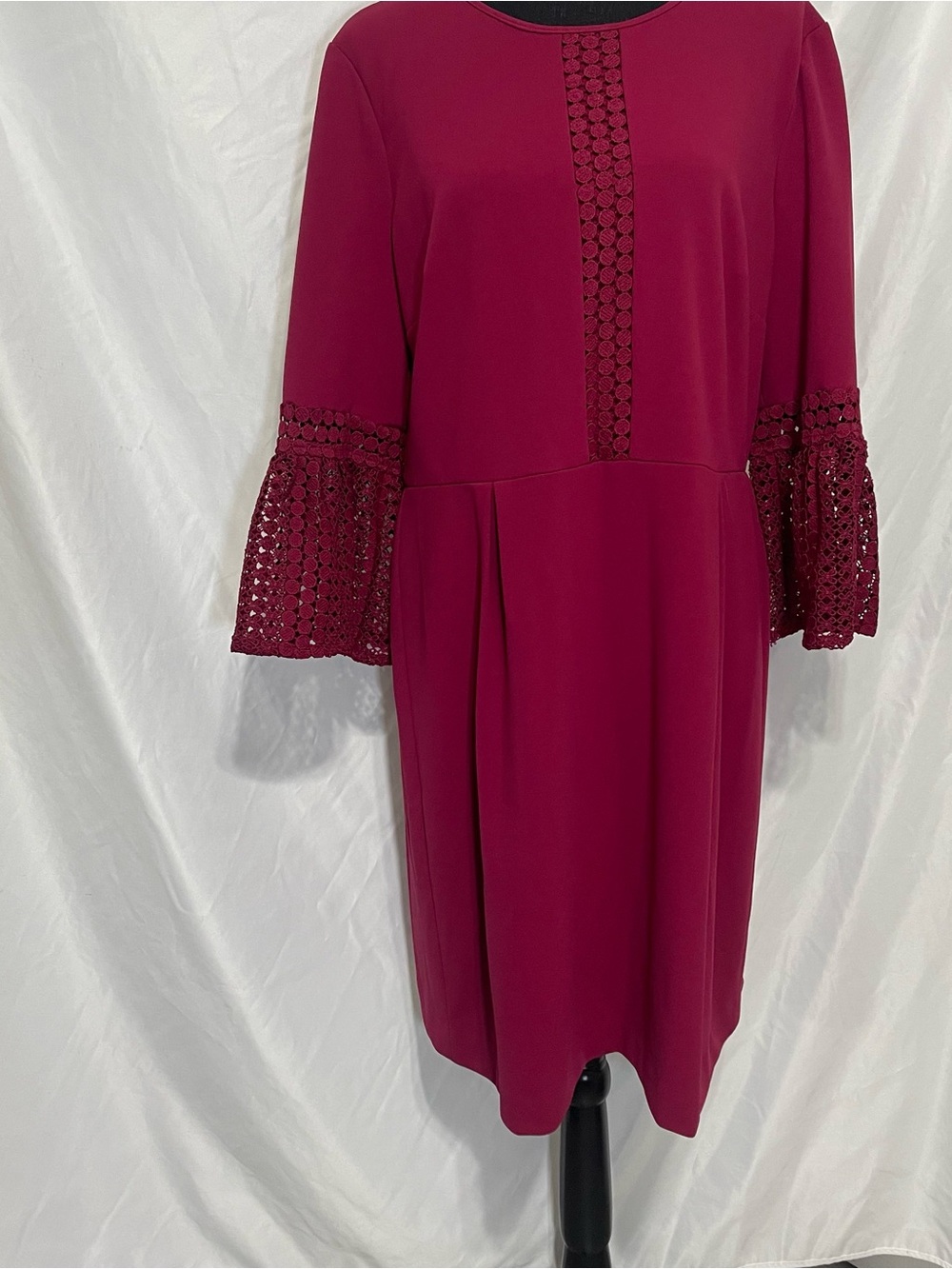 Ivanka Trump Women's Maroon Lace-Trim Shift Dress. Size 14. Pre-owned.